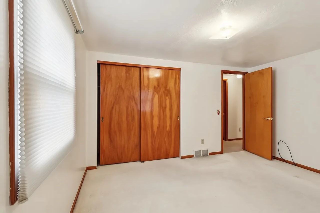 808 James Way - Photo 4 of 11