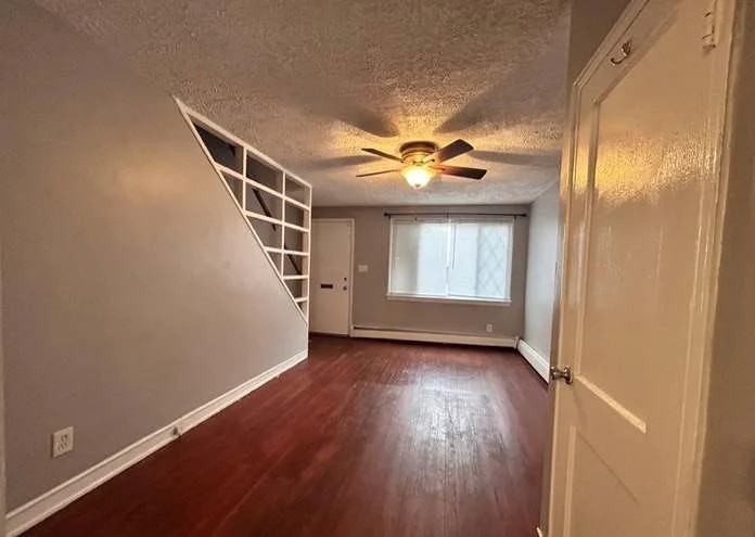 2851 Edgecombe Cir N - Photo 2 of 9