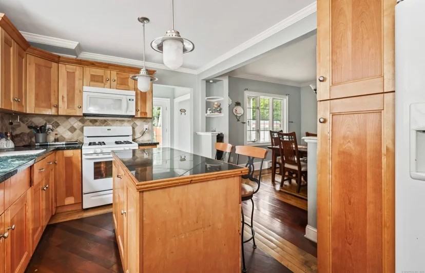 80 Carmel St - Photo 4 of 9