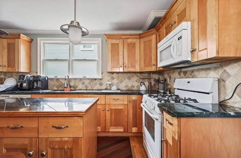 80 Carmel St - Photo 5 of 9