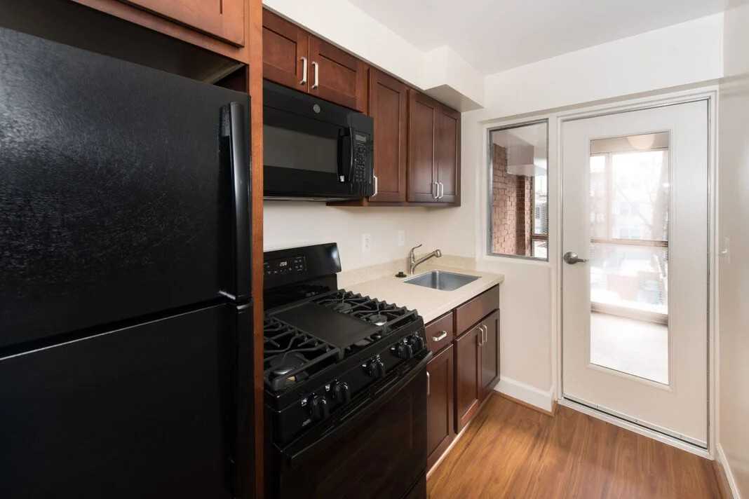 641 Hamlin St Ne #4 - Photo 4 of 5