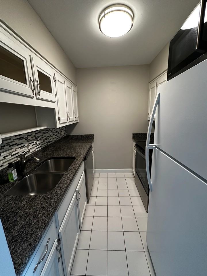 2313 W Great Neck Rd #306 - Photo 5 of 12