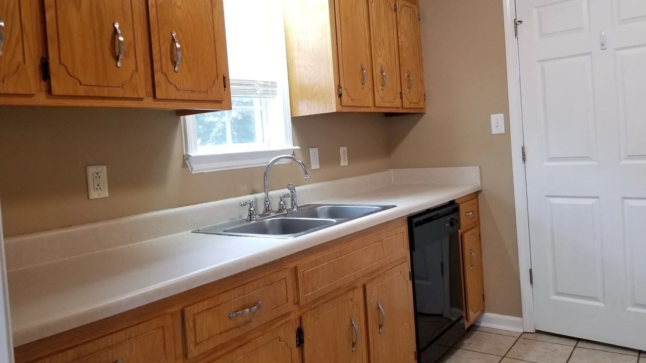 170 Monarch Ln - Photo 7 of 11