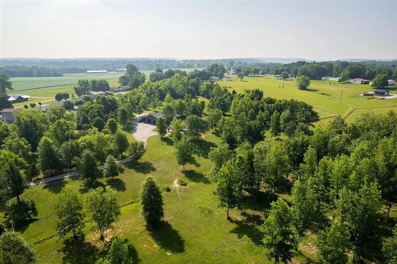 181 Benton St - Photo 2 of 20