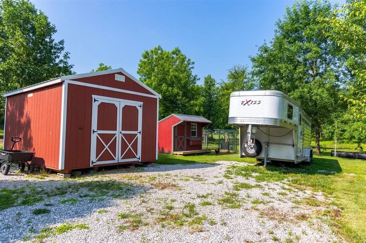 181 Benton St - Photo 3 of 20