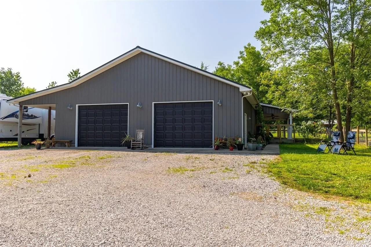 181 Benton St - Photo 4 of 20