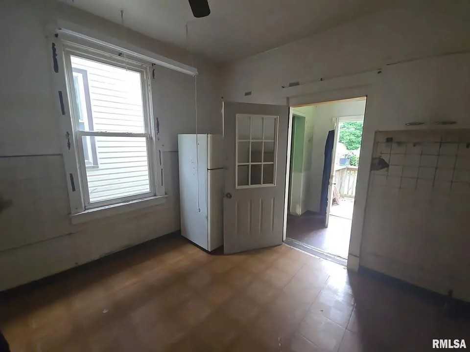 800 S Greenlawn Ave - Photo 3 of 20