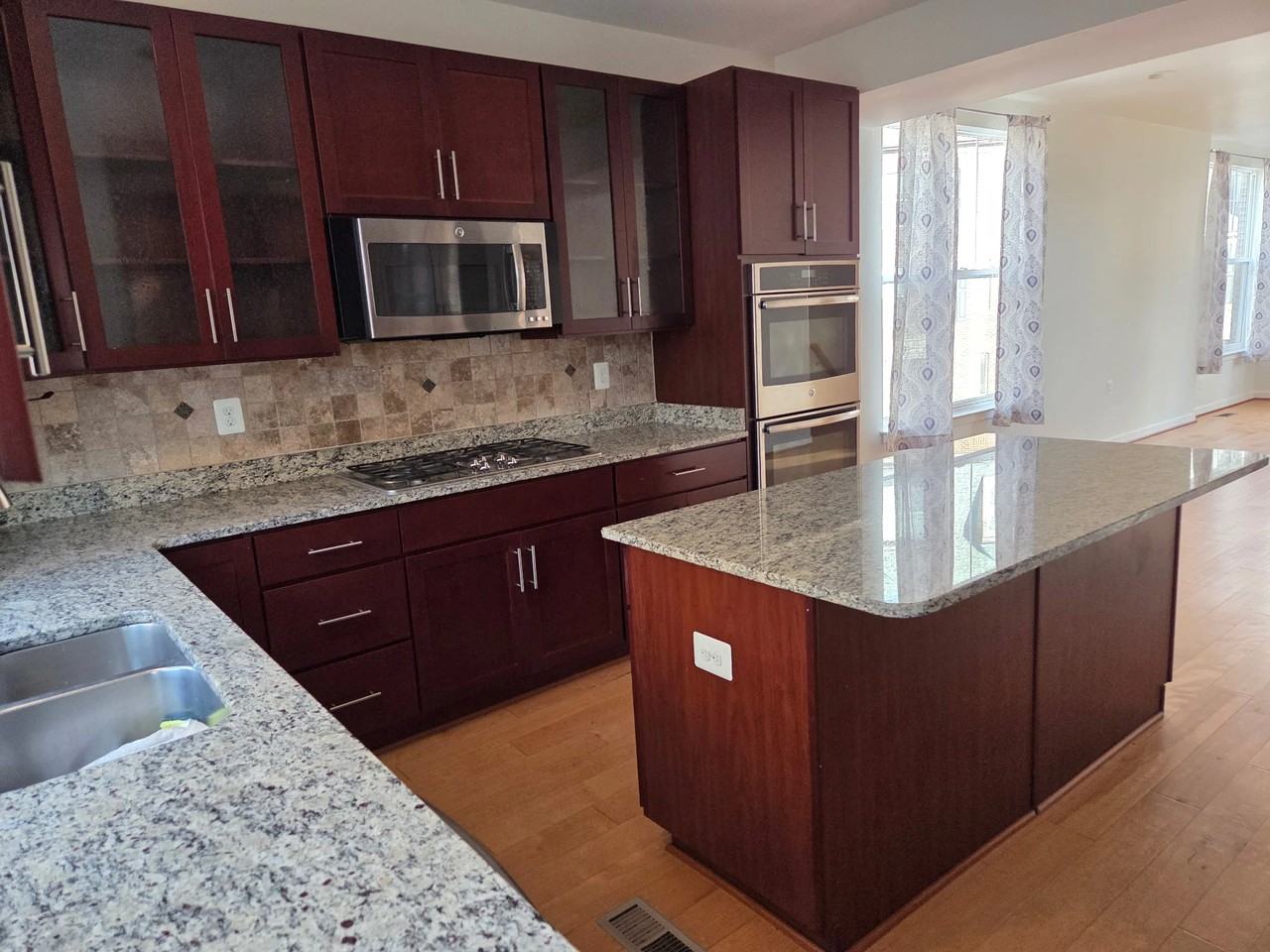 1451 Trafalgar Ln - Photo 4 of 17