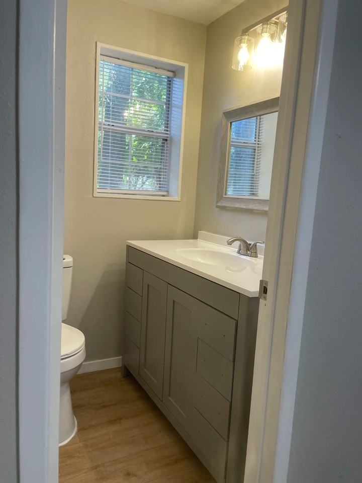 1210 Fm #E - Photo 5 of 6