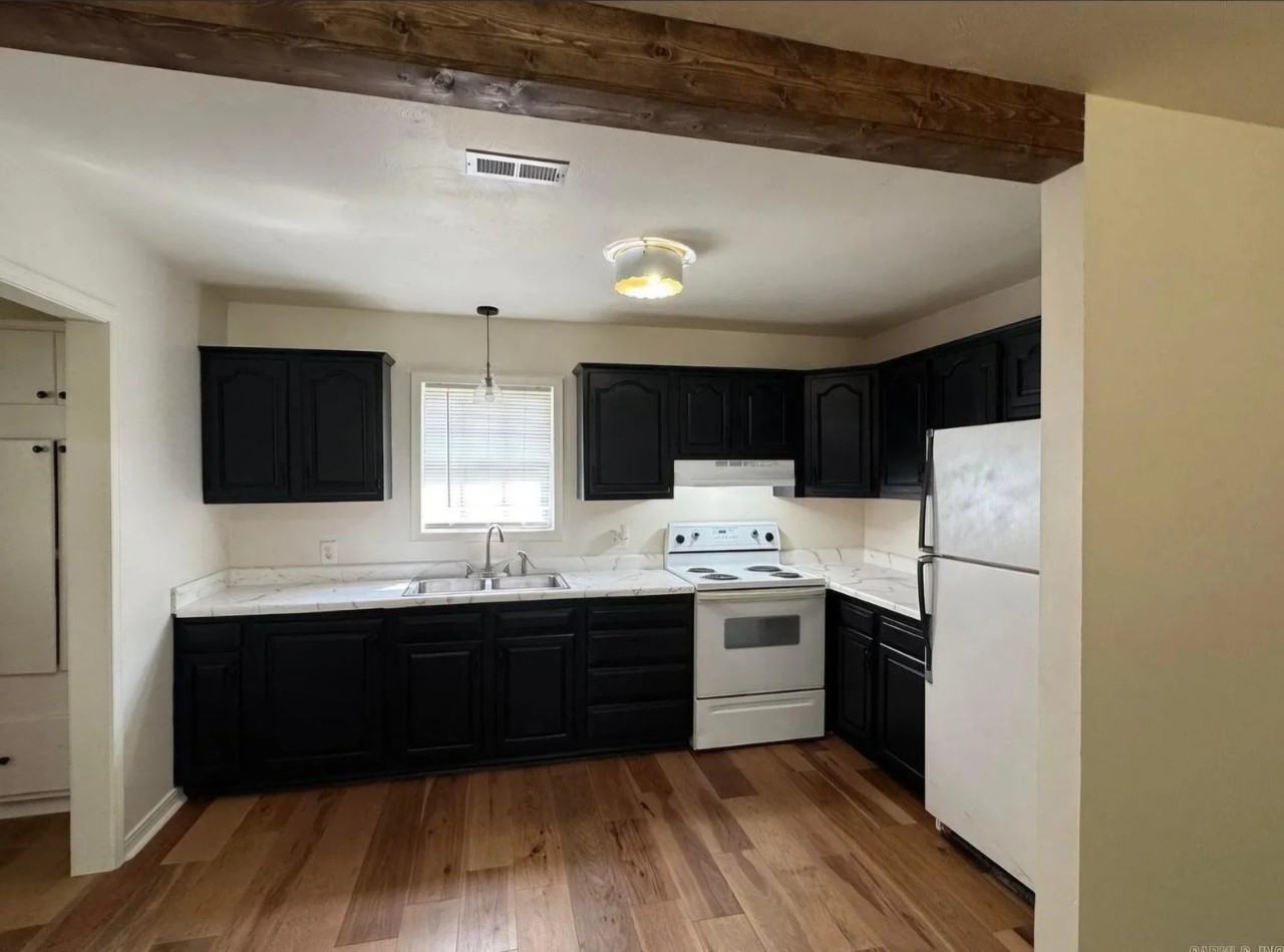 128 Hiawatha Dr - Photo 3 of 13