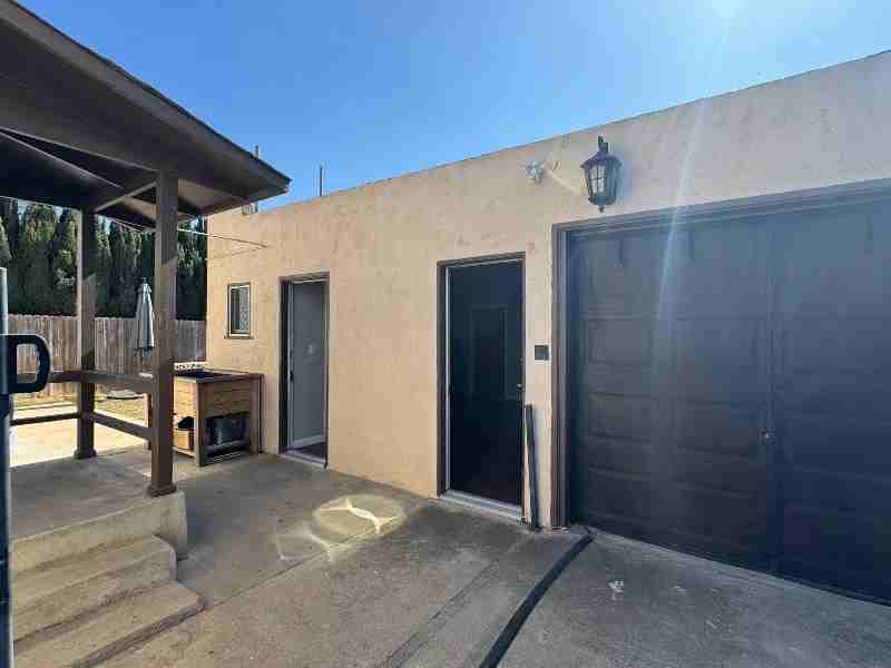 2233 Citrus Ave - Photo 2 of 7