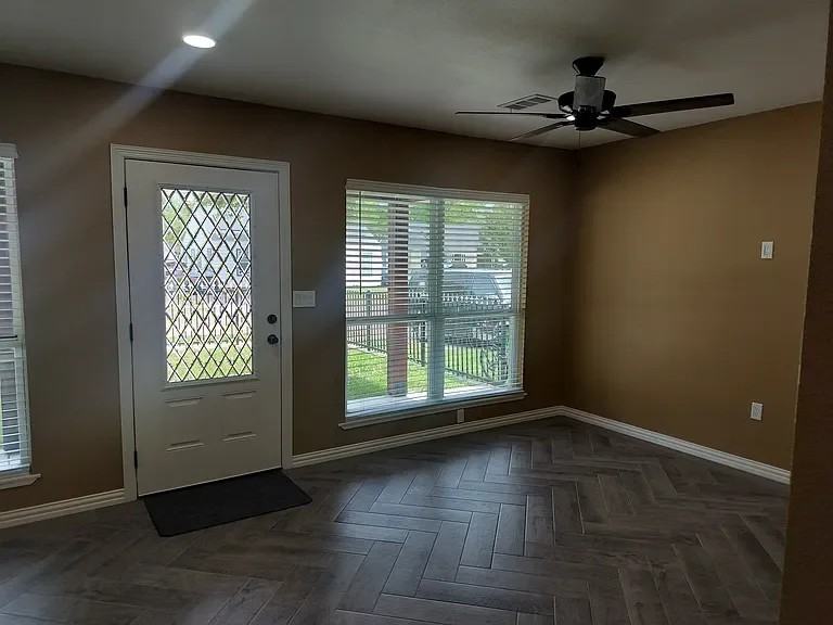 1501 Willow St - Photo 2 of 12