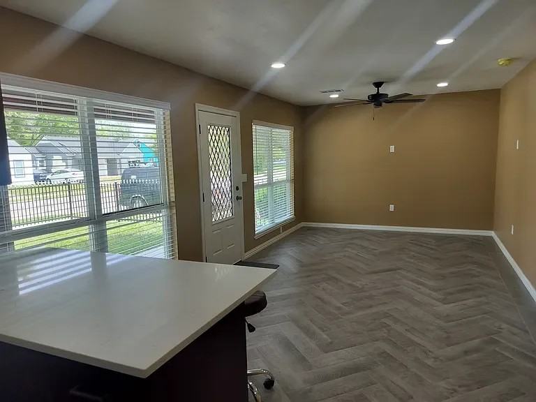 1501 Willow St - Photo 3 of 12