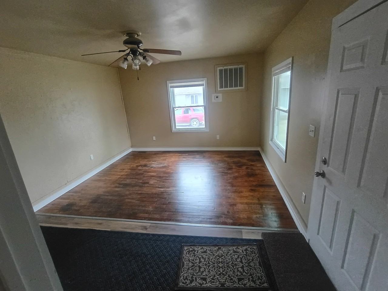 410 E Adams St - Photo 2 of 6