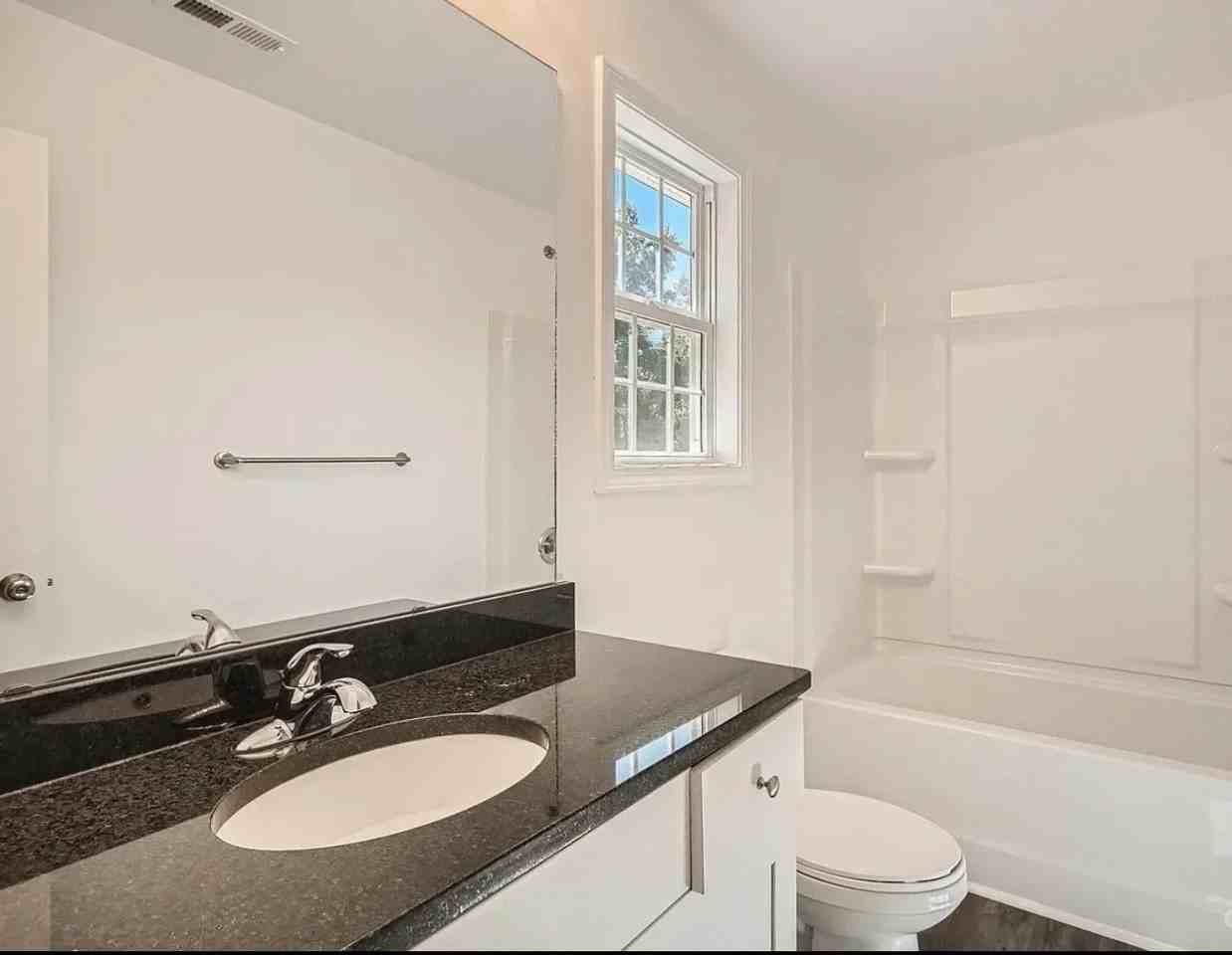 815 Sherwood Ave - Photo 4 of 9