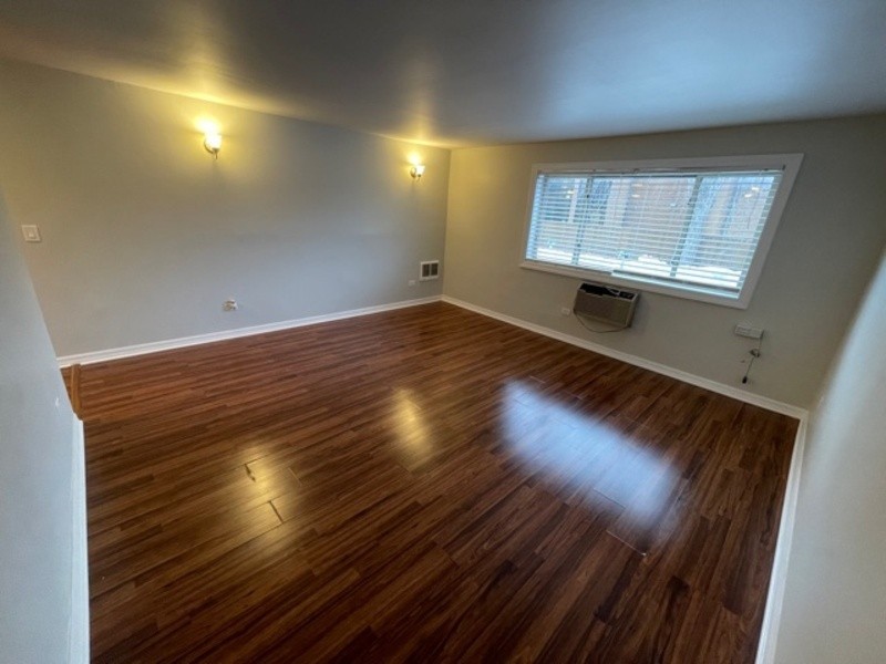 517 S Milwaukee Ave - Photo 2 of 7