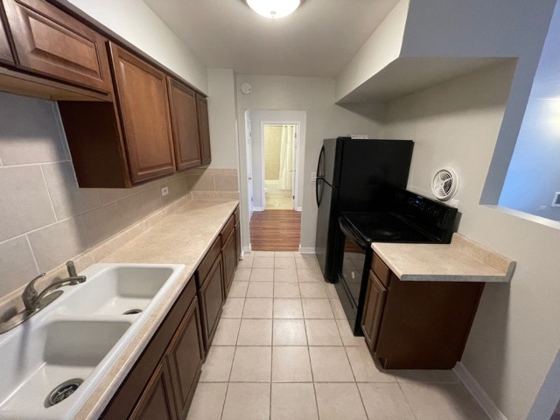 517 S Milwaukee Ave - Photo 3 of 7