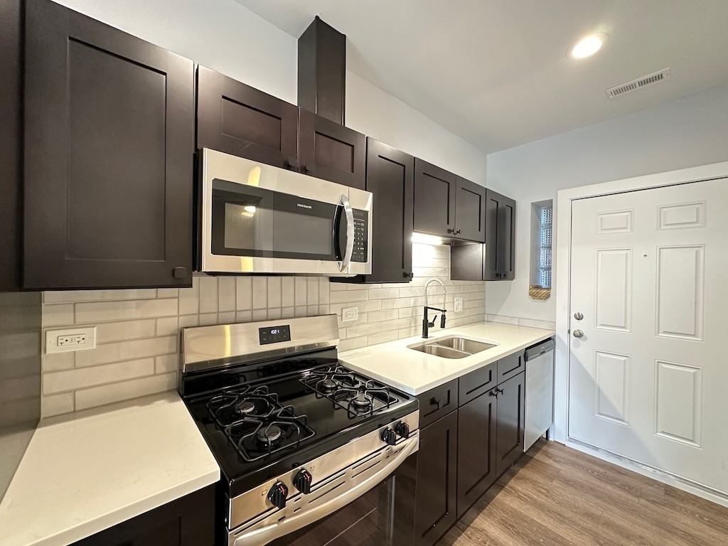 3358 W Montrose Ave #2 - Photo 3 of 21