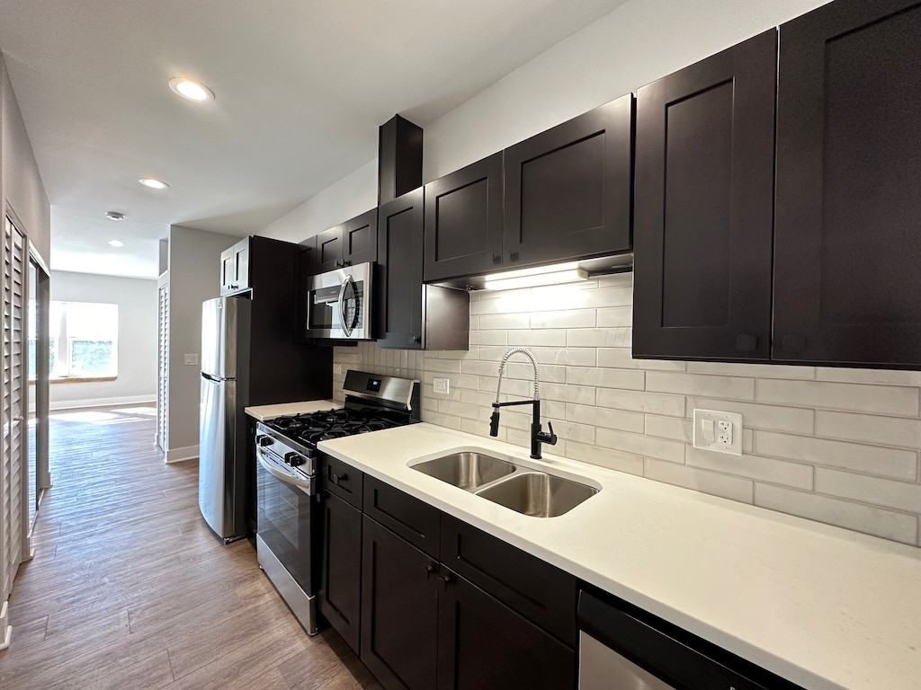 3358 W Montrose Ave #2 - Photo 5 of 21