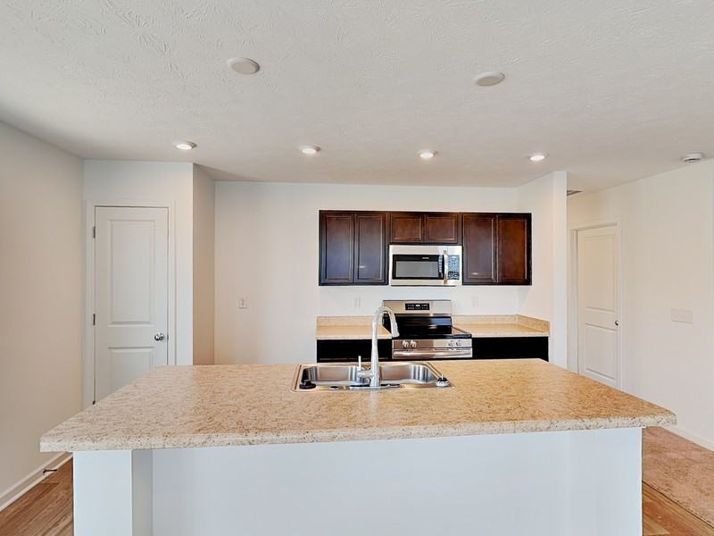 2056 White Oak Ln - Photo 4 of 17