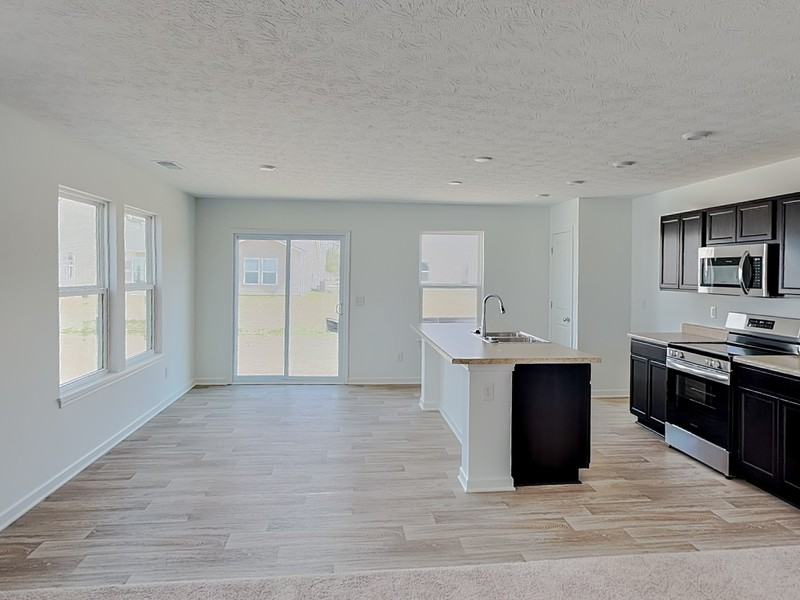 2056 White Oak Ln - Photo 5 of 17