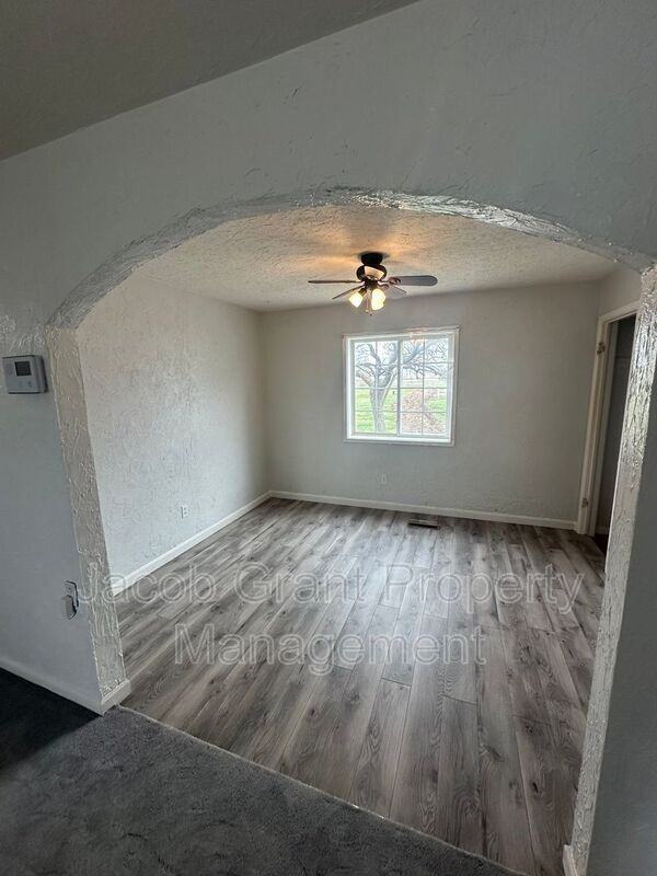 4590 N 15th E - Photo 3 of 21