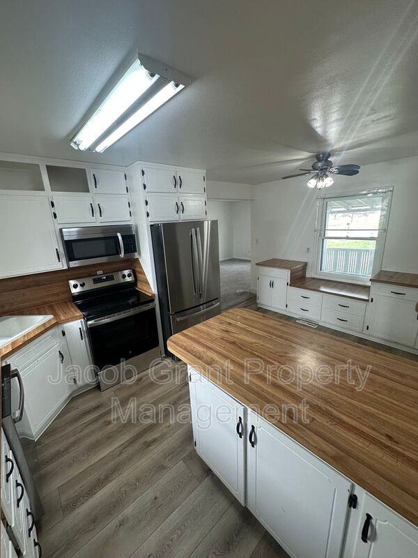 4590 N 15th E - Photo 4 of 21