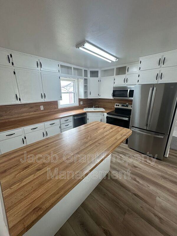 4590 N 15th E - Photo 5 of 21