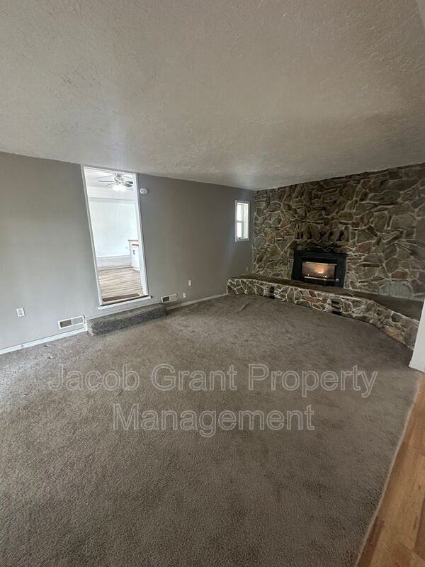 4590 N 15th E - Photo 6 of 21