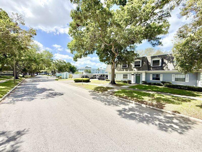 1712 Belleair Forest Dr - Photo 4 of 50