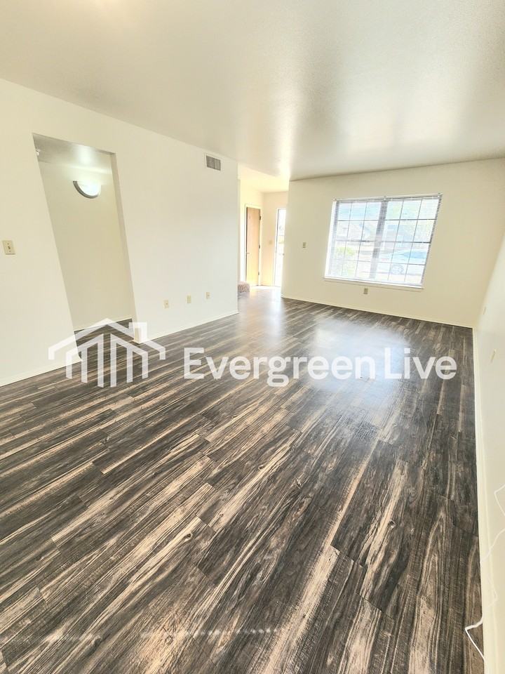 212 Buccaneer Loop - Photo 4 of 20