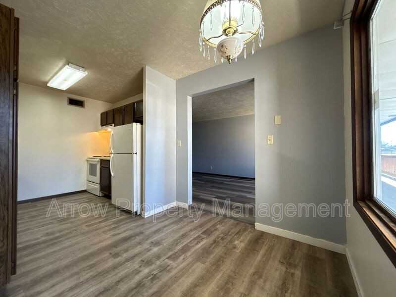 1004 18th St - Photo 2 of 9