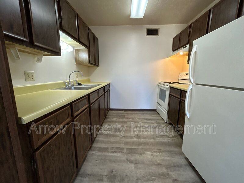 1004 18th St - Photo 3 of 9