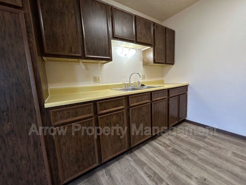 1004 18th St - Photo 4 of 9