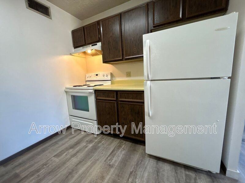 1004 18th St - Photo 5 of 9