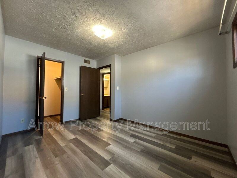 1004 18th St - Photo 6 of 9