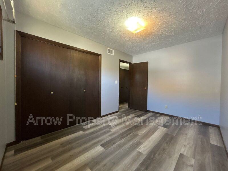 1004 18th St - Photo 7 of 9