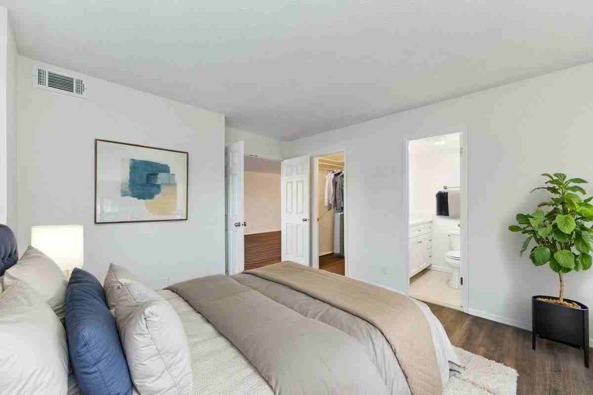 8360 Greensboro Dr - Photo 3 of 44