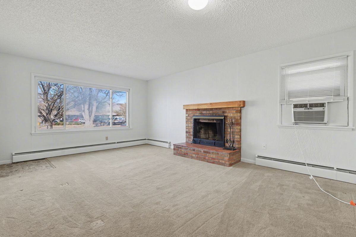 2215 N Wahsatch Ave - Photo 2 of 30