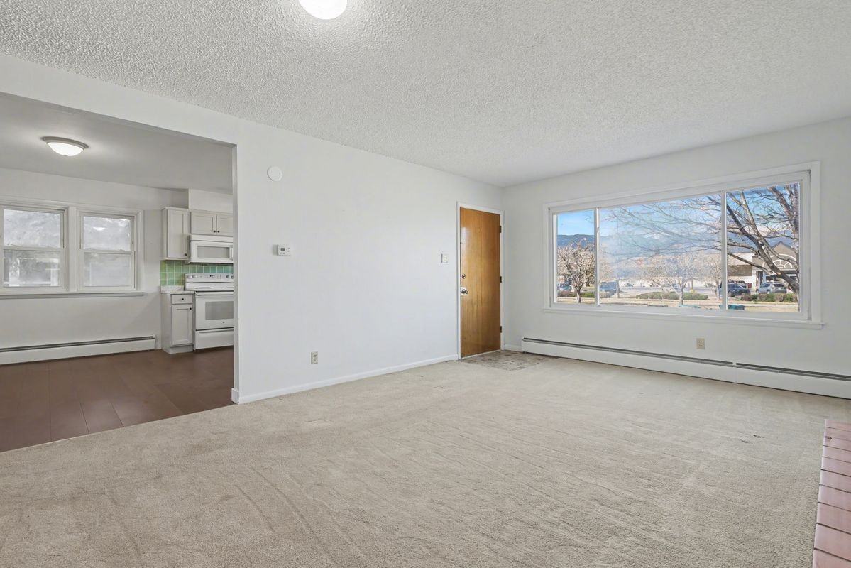 2215 N Wahsatch Ave - Photo 3 of 30