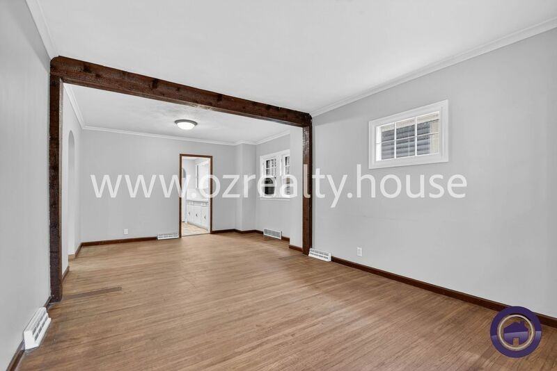 2032 Barrows St - Photo 4 of 19