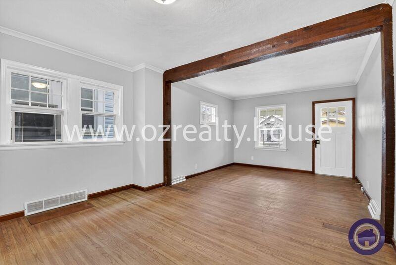 2032 Barrows St - Photo 5 of 19