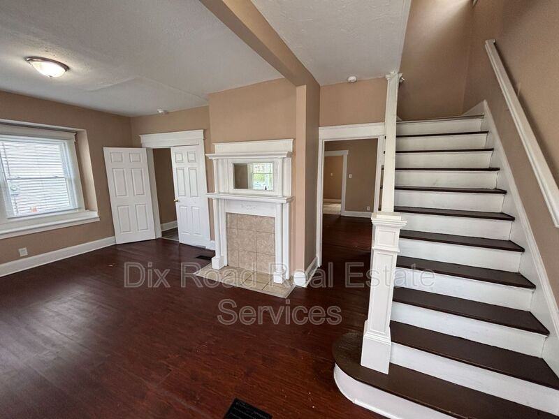 209 N Grimes St - Photo 5 of 28