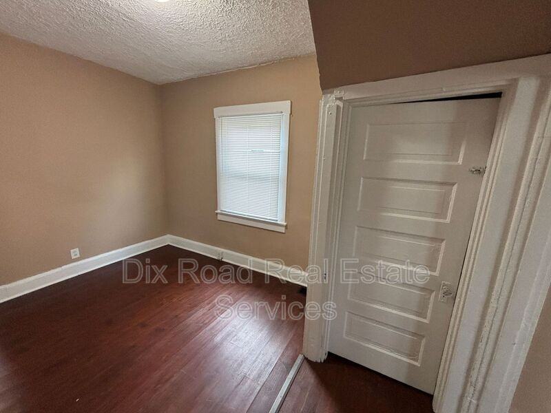 209 N Grimes St - Photo 7 of 28