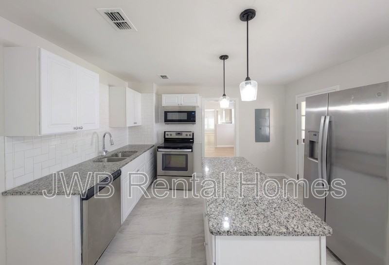 1211 E 13th St - Photo 2 of 17