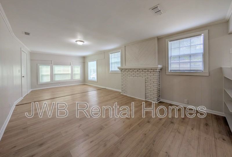 1211 E 13th St - Photo 4 of 17