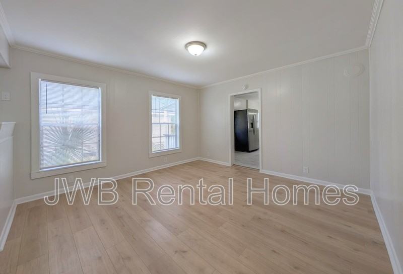 1211 E 13th St - Photo 6 of 17