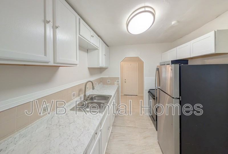 646 Stanwick Rd - Photo 4 of 18