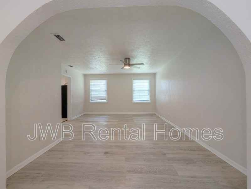 646 Stanwick Rd - Photo 5 of 18