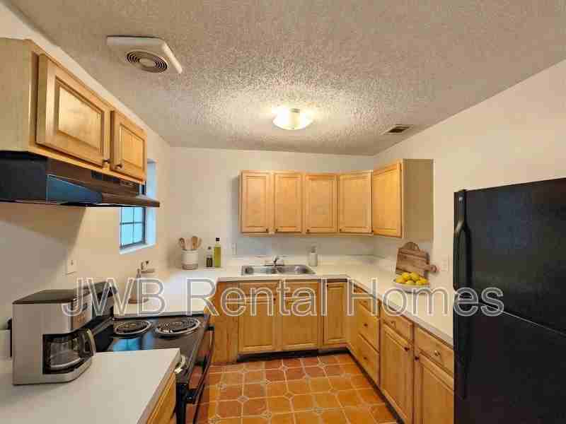 4737 Portsmouth Ave - Photo 4 of 14